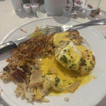 Gracie Mews Diner - Poor excuse for Eggs Benedict. - Diners Near Me - New York, New York