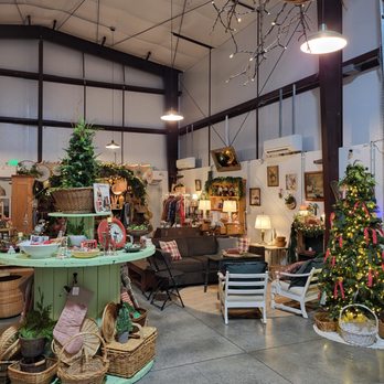 アンティークファニチャー THE DAISY & THE FERN ANTIQUES & HOME DECOR - Updated July 2026