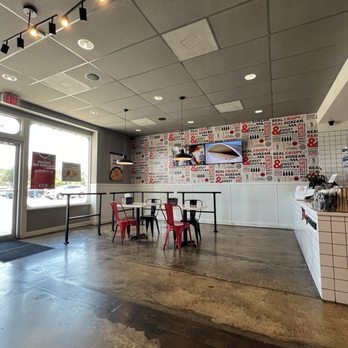 bb.q Chicken Mobile - Dining area - Chicken Wings Near Me - Mobile, Alabama