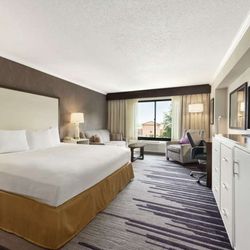 DoubleTree by Hilton Hotel Milwaukee - Brookfield - Guest room