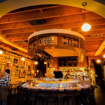 Queen's Raw Bar & Grill - Interior bar - Seafood Near Me - Los Angeles, California Queen's Raw Bar & Grill - Interior bar - Seafood Near Me - Los Angeles, California