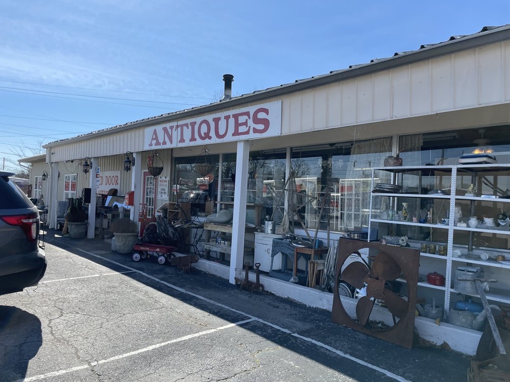 THE RED DOOR ANTIQUE MALL Updated October 2024 11 Photos 35 US