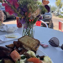 JJ's Delicattesen - Veggie omelette with gluten-free toast and delicious roasted potatoes.