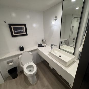 Sheraton Universal Hotel - Bathroom - Hotels Near Me - Universal City, California Sheraton Universal Hotel - Bathroom - Hotels Near Me - Universal City, California
