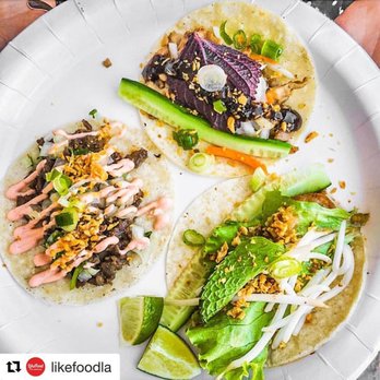 TJ's Tacos LA - two tacoss on a paper plate - Street Vendors Near Me TJ's Tacos LA - two tacoss on a paper plate - Street Vendors Near Me