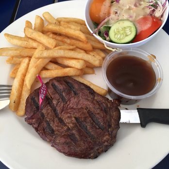 Ettalong Diggers - The food was good the rump steak medium rare taste nice but still a bit raw and not pink inside. nice the gravy comes in different flavours - Sports Bars Near Me - Ettalong Beach, NSW