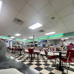 Papa J's Pizzeria - Diner decor with a nice sized salad/soup/pizza buffet