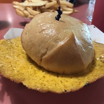 Squeeze Burger - Burger w/ cheese skirt - Burgers Near Me
