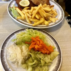 Landgasthof Ferstl-Bruckmeier - Schnitzel with fries and side salat