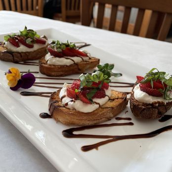 Twisted Willow - Strawberry and ricotta bruschetta - New American Near Me - Port Washington, Wisconsin