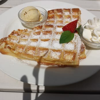 Alte Mühle - Waffeln mit Vanille Eis und Sahne - Modern European Near Me - Bad Vilbel, HE