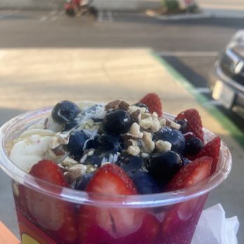 Rainbowls - 24oz w half pirata half açaí base - toppings: strawberry, banana, blueberries, coconut, roasted almonds + honey - Juice Bars & Smoothies Near Me - Anaheim, California Rainbowls - 24oz w half pirata half açaí base - toppings: strawberry, banana, blueberries, coconut, roasted almonds + honey - Juice Bars & Smoothies Near Me - Anaheim, California