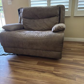 Living Spaces - Power recliner and it no longer reclines. - Furniture Stores Near Me - Panorama City, California Living Spaces - Power recliner and it no longer reclines. - Furniture Stores Near Me - Panorama City, California