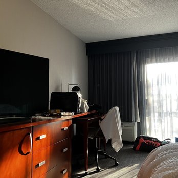 Courtyard by Marriott Bakersfield - Room - Hotels Near Me - Bakersfield, California