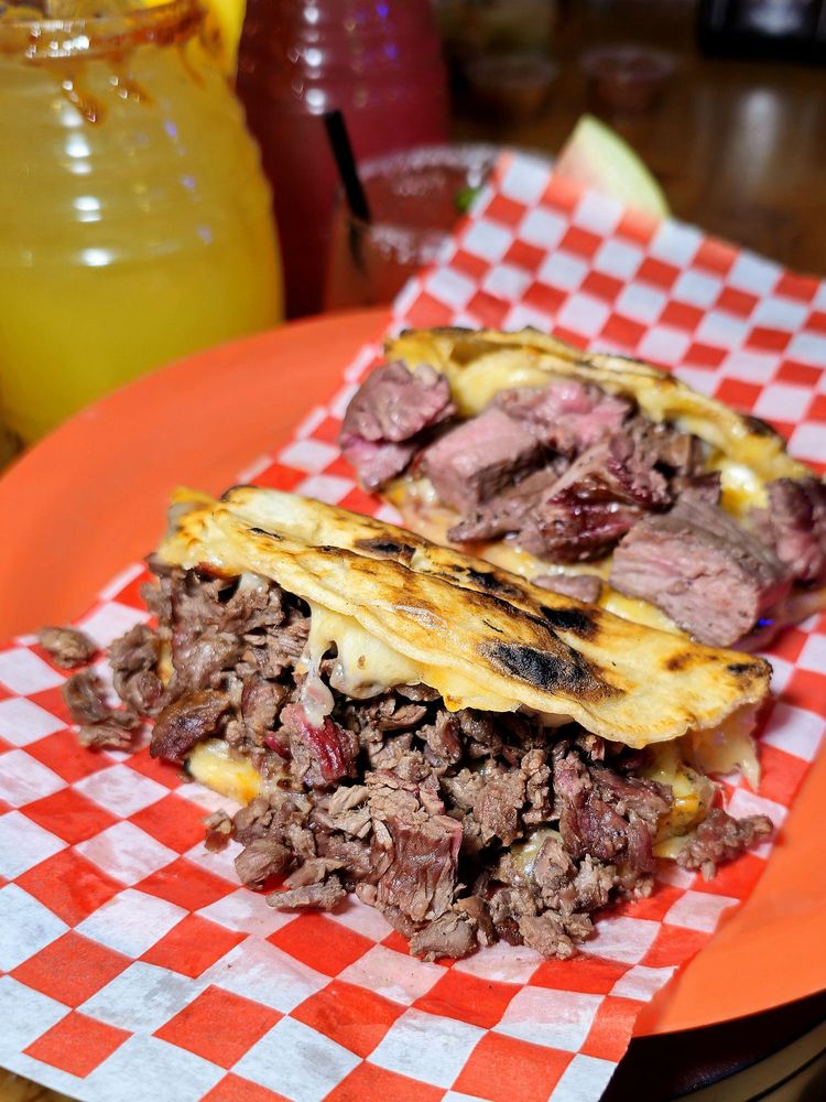 Carbón Carbón Taquería & Galería