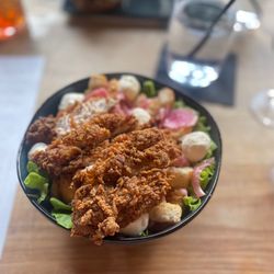 Whiskey Kitchen - Smoked mozzarella salad with fried chicken