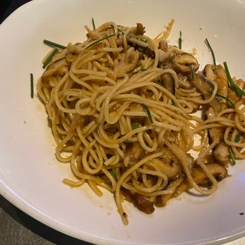 Yard House - Zucc Shiitake Garlic Noodles - New American Near Me - Washington, DC, District of Columbia