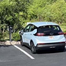 Fairfield by Marriott Inn & Suites Gainesville I-75 - They have free charging for our electric vehicle which was awesome.