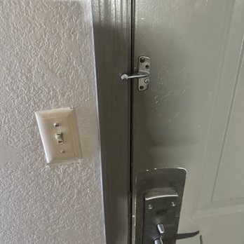 La Quinta Inn by Wyndham Phoenix Thomas Road - Door lock is missing. - Hotels Near Me - Phoenix, Arizona