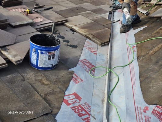 Bugarin Roofing and Waterproofing Company Logo