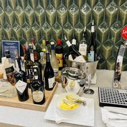TAP Premium Lounge - Help yourself