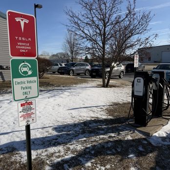 Pig Minds Brewing - Tesla charger - Brewpubs Near Me - Machesney Park, Illinois