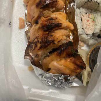 Love Sushi - Ordered a spicy bake salmon roll an it isn't fully cooked nor sauce on it - Japanese Near Me - Bakersfield, California