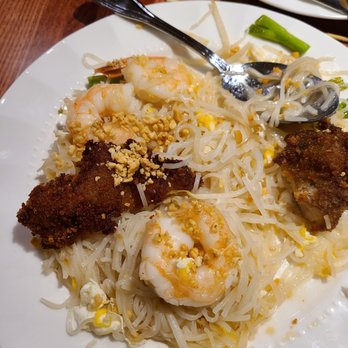 Blue Mango - Pad thai with shrimp and crispy chicken - Thai Near Me - Derry, New Hampshire