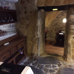 Gòtic de Torà - Para llegar a los distintos espacios debemos atravesar alguna pequeña abertura o pasillos de piedra que te envuelven.