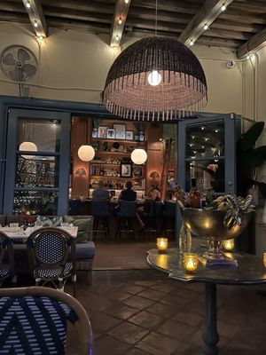 Bar Cecil by null