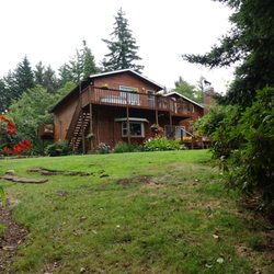 Lake House Bed & Breakfast - Back of Lake house: Upstairs is one o the rooms they rent with a hot tub for two