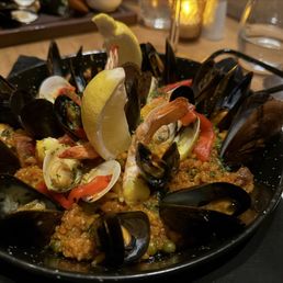 Paëlla Catalane De Fruits De Mer, Volaille Et Chorizo / Catalonian Seafood Paella with Chorizo