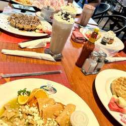La Casa Del Waffle - Mi lugar favorito para desayunar! La deliciosa comida en esta foto incluye chilaquiles verdes , waffle de nuezo, Frappuccino, y mas...