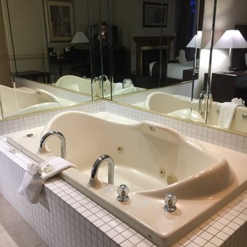 Oakes Hotel - The tub we didn't get to use - Hotels Near Me - Niagara Falls, Ontario Oakes Hotel - The tub we didn't get to use - Hotels Near Me - Niagara Falls, Ontario