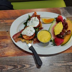 The Frog Pond Downtown St. Petersburg - Eggs Florentine Benedict.