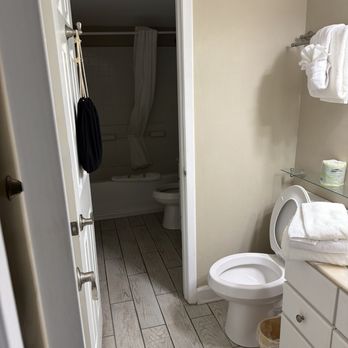 Shell Island Resort - Bathroom - Hotels Near Me - Wrightsville Beach, North Carolina Shell Island Resort - Bathroom - Hotels Near Me - Wrightsville Beach, North Carolina