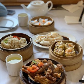 Sun Kong - Shrimp dumplings in the back, beef tribes on the left, rice noodle roll with shrimp inside, shu mai, and chicken feet in the front - Dim Sum Near Me - Malden, Massachusetts
