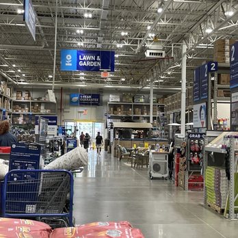Lowe's Home Improvement - Clean entry way, bright and spacious. - Hardware Stores Near Me - Milwaukie, Oregon