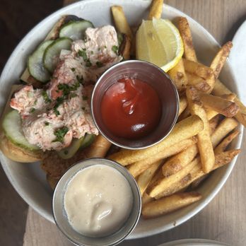 Jeffrey's Grocery - Lobster roll - Seafood Near Me - New York, New York Jeffrey's Grocery - Lobster roll - Seafood Near Me - New York, New York