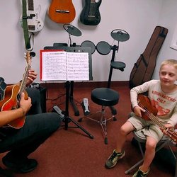 Apollo School Of Music - Having fun with Ukuleles in Alex Rosales' class!