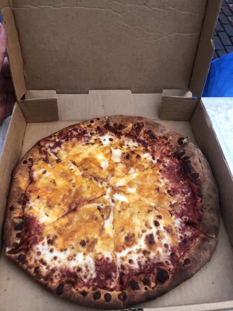 Food from Courtside Pizza