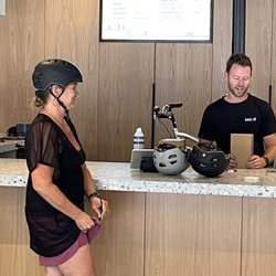 They juggled multiple customers with ease.