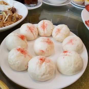 Fu Lam Mum - they gifted us with this plate of sweet buns since we were celebrating a birthday - Dim Sum Near Me - Mountain View, California