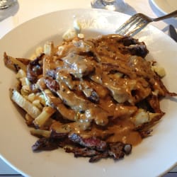L'Academie - Poutine aux filets mignons avec sauce aux poivres
