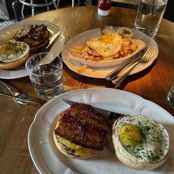 Au Cheval - Cheeseburger A Cheval and French Fries - Bars Near Me - Chicago, Illinois