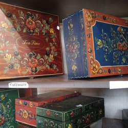 Het 1e Friese Schaatsmuseum - Folk art on sale in local shop