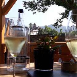 Weingut Sermann - Erfrischender Sekt vom Blanc de Noir an einem Sommertag auf der Terrasse