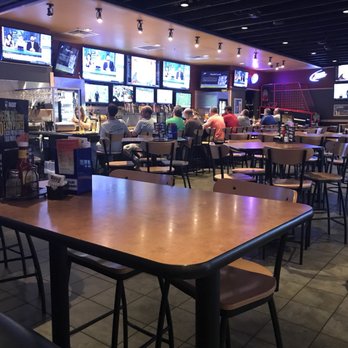 Buffalo Wild Wings - Dead restaurant at 2pm. Not a surprise, but you would think they would want to make money? (Shift Change) - Sports Bars Near Me - Ann Arbor, Michigan