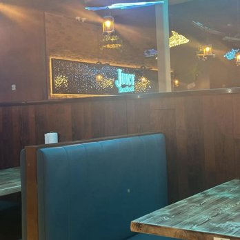 Juicy Seafood - Wall decor and seating - Seafood Near Me - New Orleans, Louisiana