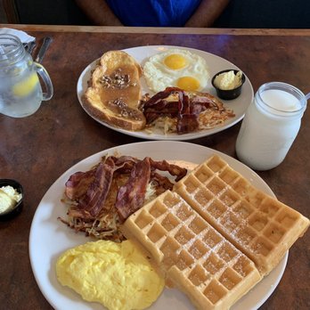Bumbleberry Flats - Waffle Build Your Own Breakfast - American Near Me - Laughlin, Nevada